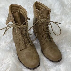 laced women’s boots